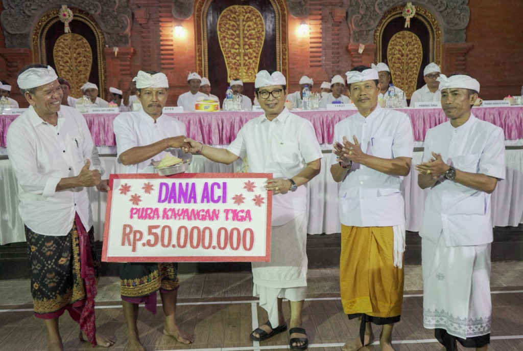 Sekda Adi Arnawa Hadir di Penyineban Piodalan Pura Kahyangan Puseh Desa Adat Jempeng